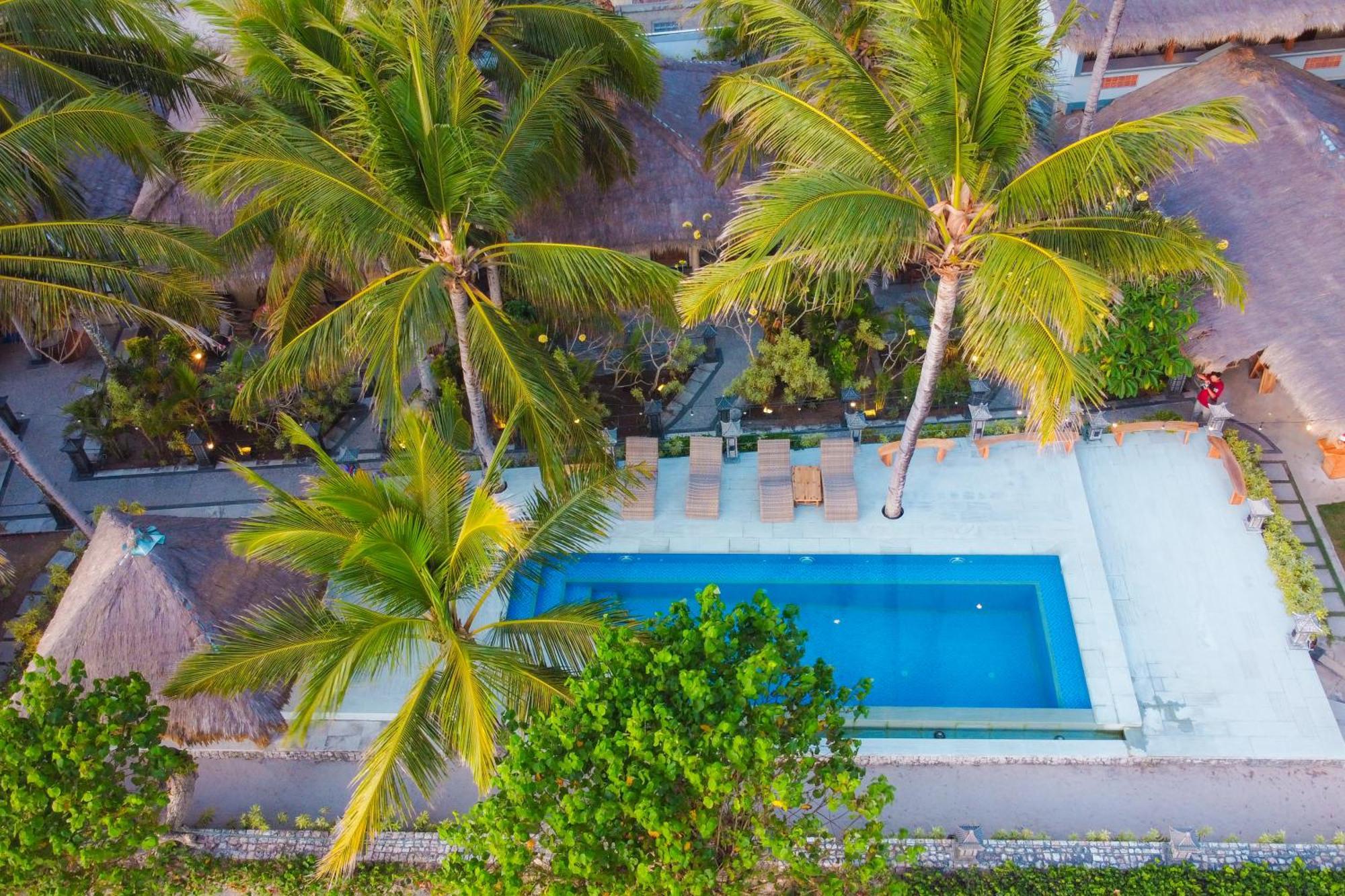 Istana Ombak Eco Resort Pacitan Exterior photo